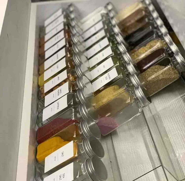 خرید اینترنتی شیشه ادویه مککارتی